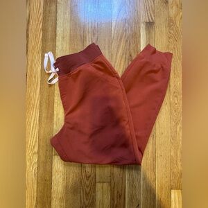 Figs Women's Zamora High Waisted - Jogger Scrub Pants - M - Petite / Auburn